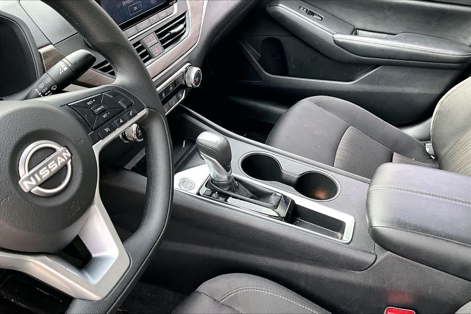 Used 2025 Glacier White Nissan SV image 15
