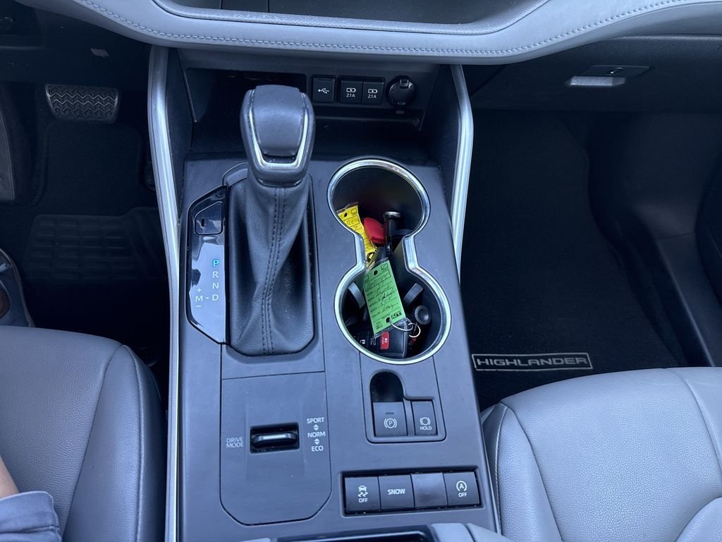 2021 Toyota Highlander XLE - Photo 25