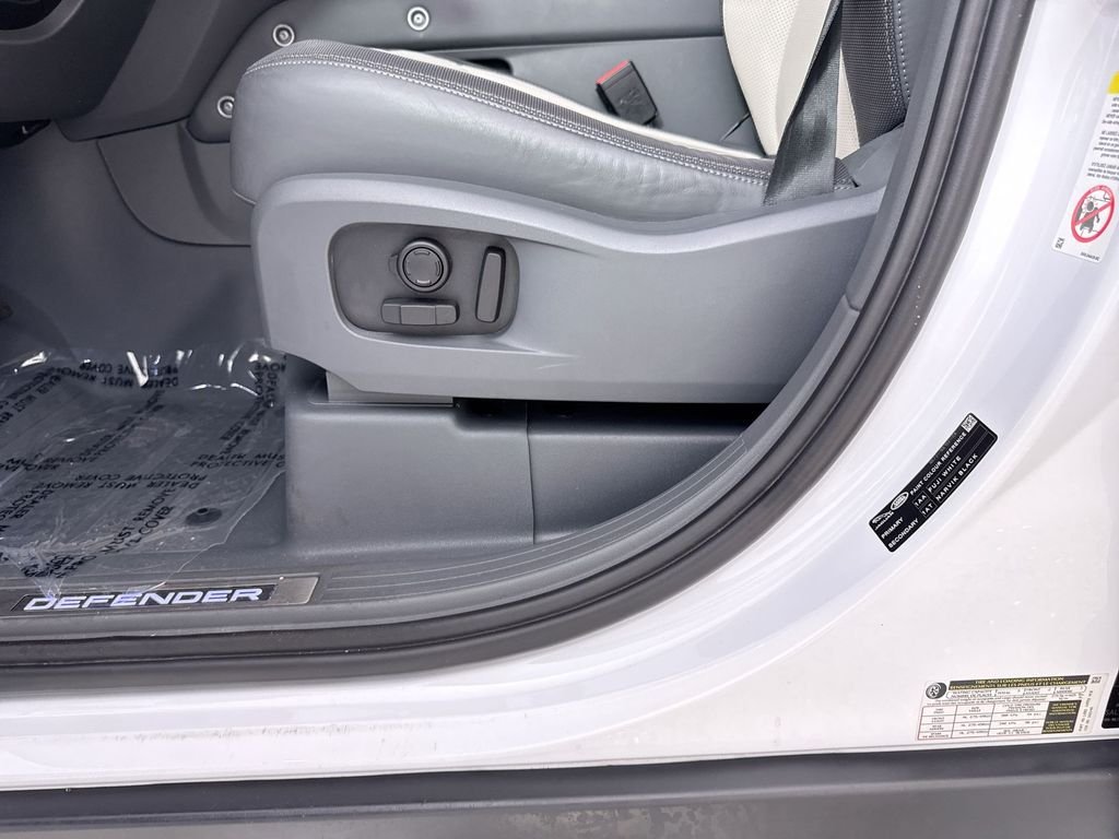 Used 2023 White Land Rover X-Dynamic SE image 12
