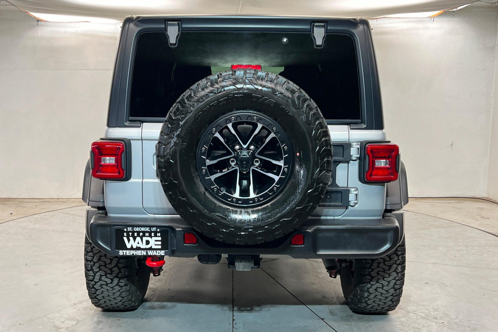 Certified Used 2024 Silver Zynith Clearcoat Jeep Rubicon image 5