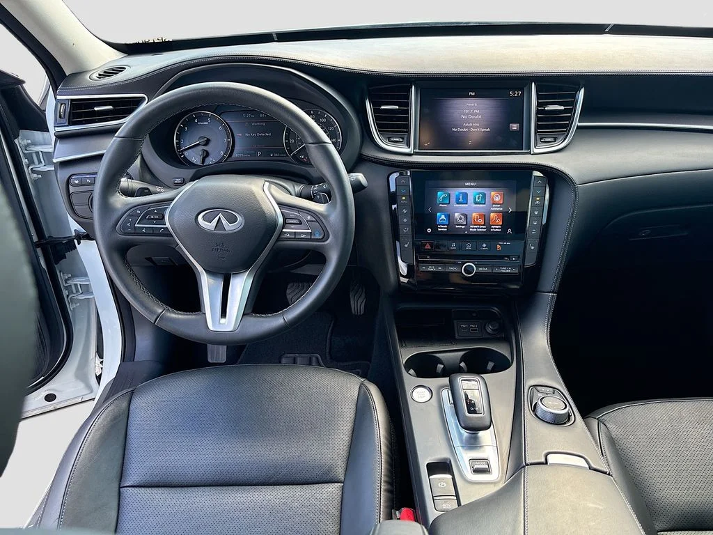 Used 2023 White INFINITI LUXE image 33