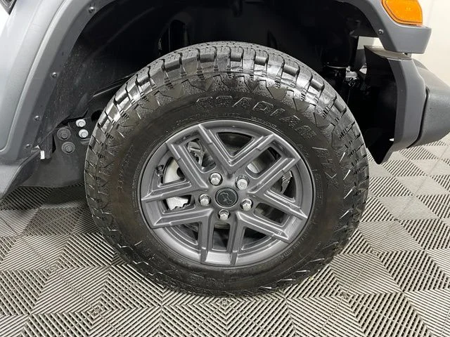 Used 2026 White/off-white Jeep Sport S image 9