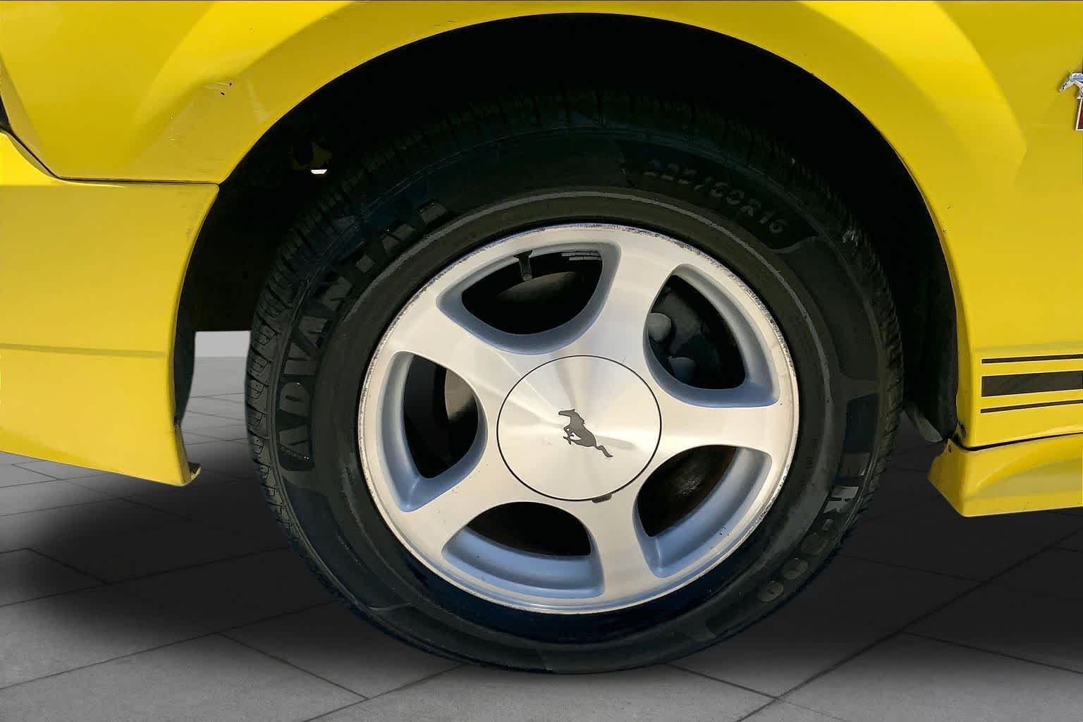 Pre-Owned 2001 Ford Mustang Deluxe