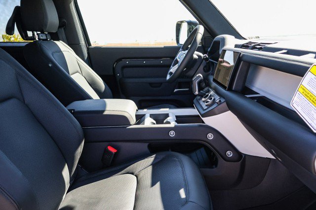 Certified Used 2025 Black Land Rover X-Dynamic SE image 12