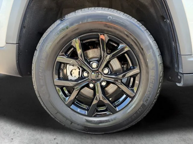 Used 2025 Silver Jeep Altitude image 33