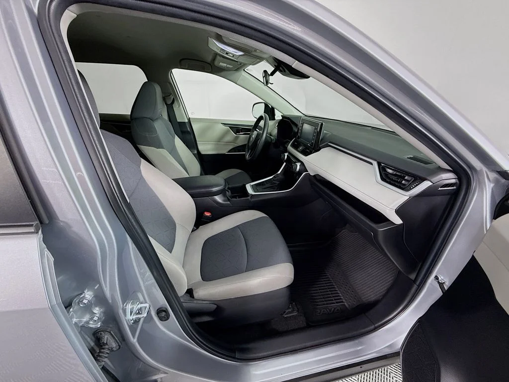 Used 2022 Silver Toyota XLE image 28