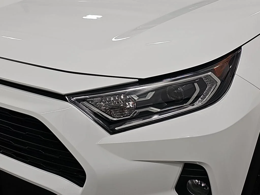 Used 2019 White Toyota XLE image 33
