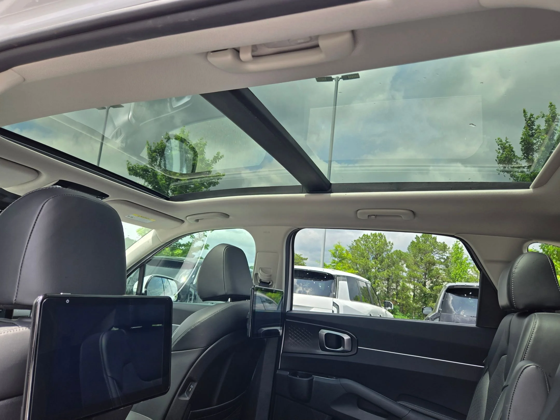 Used 2025 Glacial White Pearl Kia EX image 33