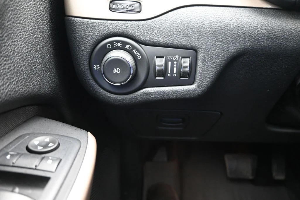 Used 2017 Billet Silver Metallic Clearcoat Jeep Latitude image 17