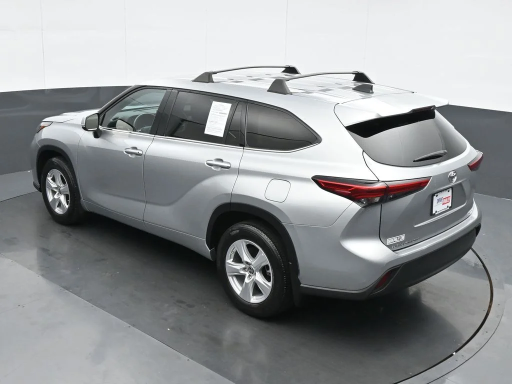 Used 2022 Silver Toyota L image 21