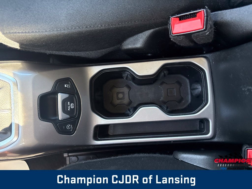 Used 2022  Jeep Latitude image 34