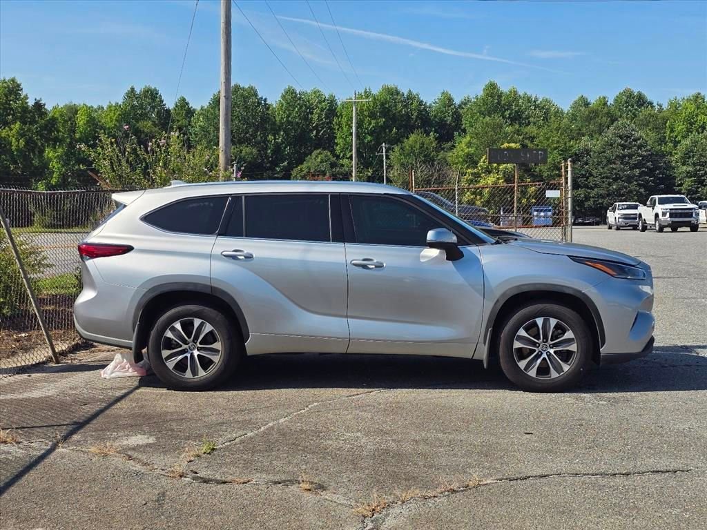 Used 2021 Silver Toyota XLE image 14