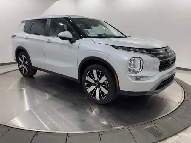 Used 2025 White Mitsubishi SE image 7