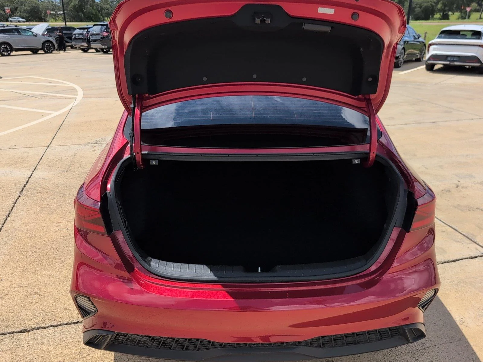 Used 2023 Currant Red Kia LXS image 5