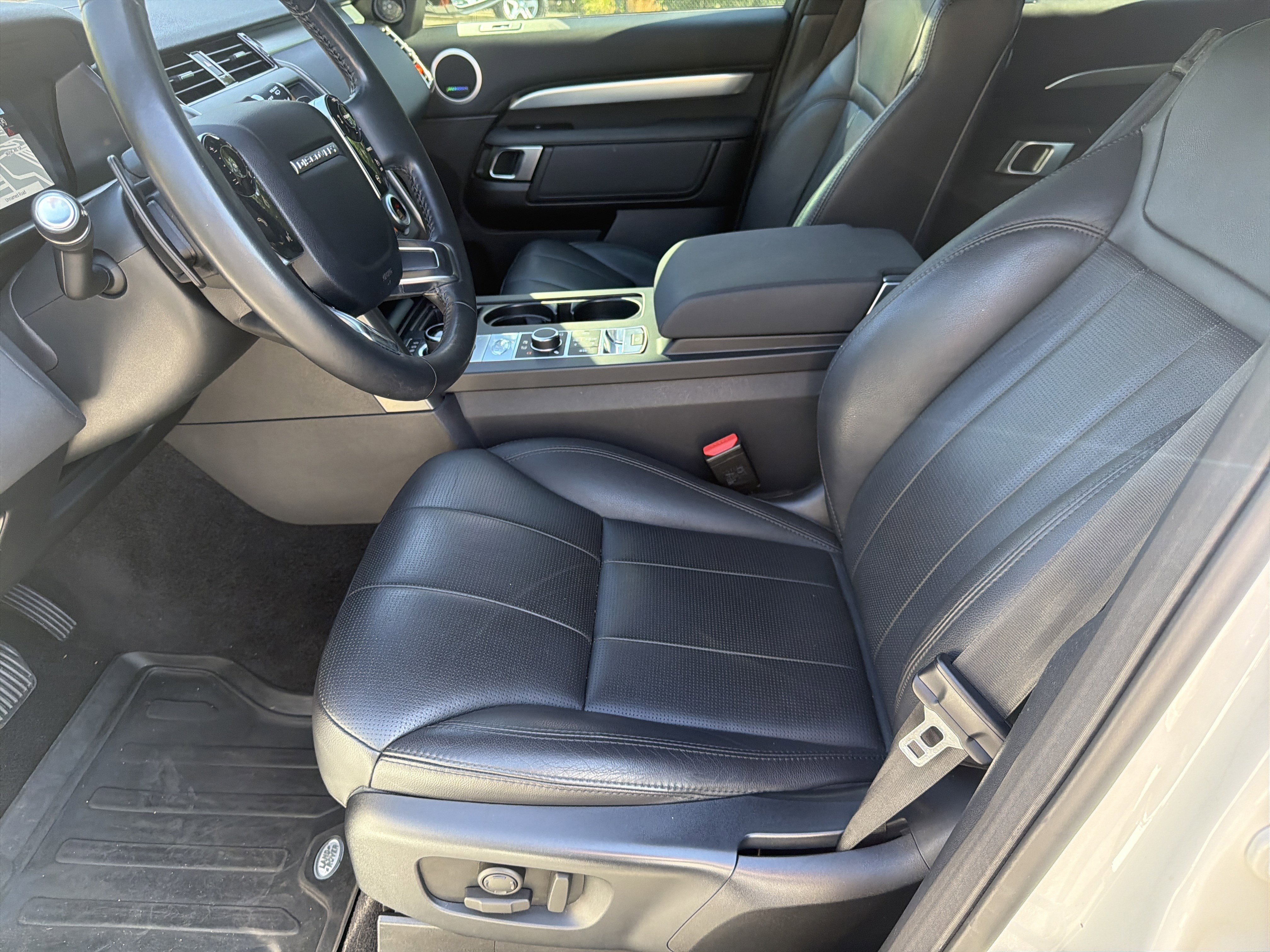 Used 2020 Fuji White Land Rover Landmark Edition image 11