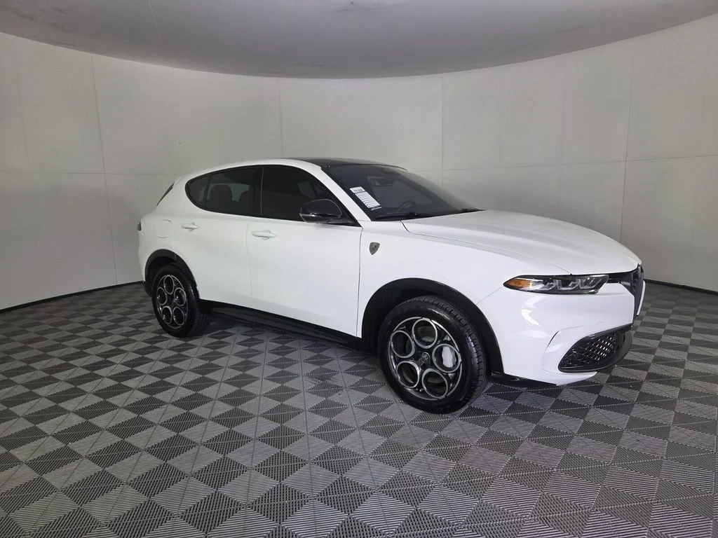 Used 2025 Milano White Alfa Romeo Base image 3
