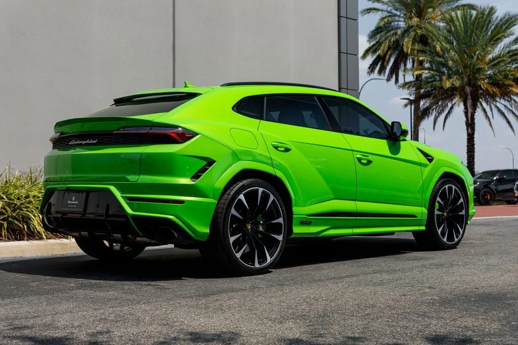 Used 2025 Green Lamborghini SE image 16