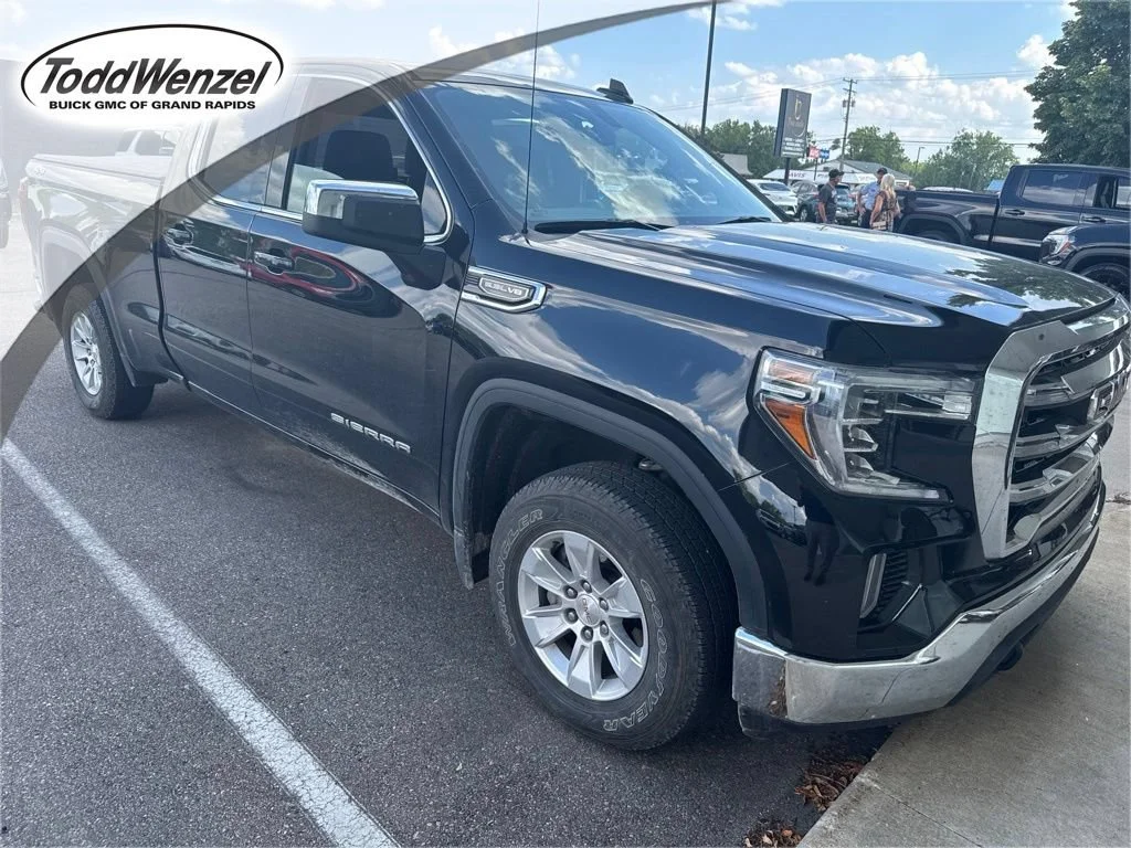 Used 2019 ONYX BLACK GMC SLE image 1