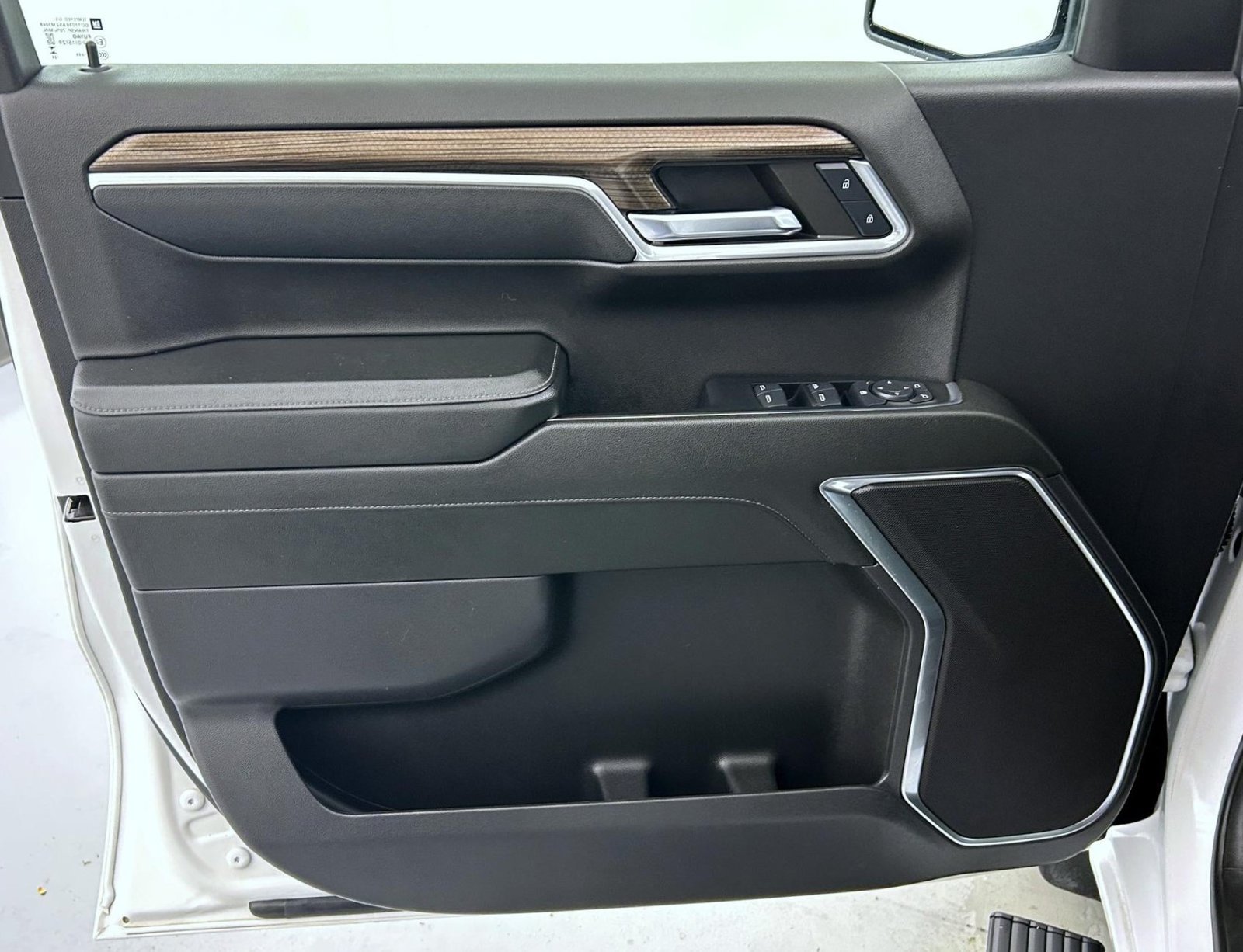 Used 2024 Summit White Chevrolet LT image 9