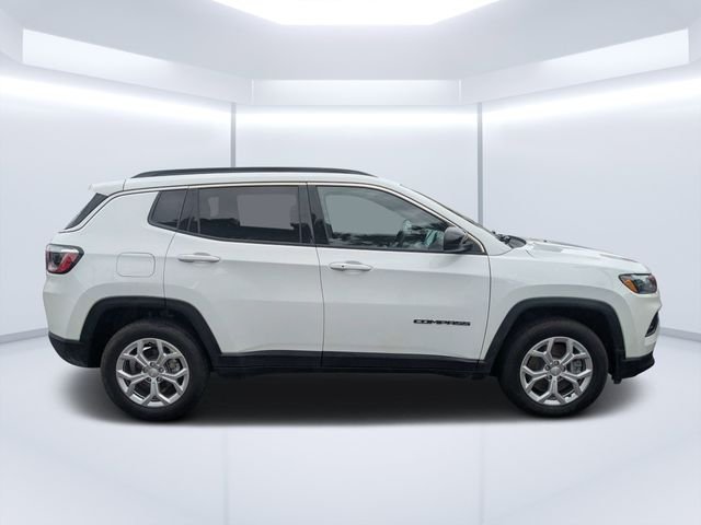 Used 2024 White Jeep Latitude image 3