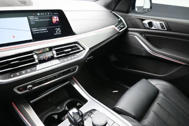 Used 2022 White BMW sDrive40i image 28
