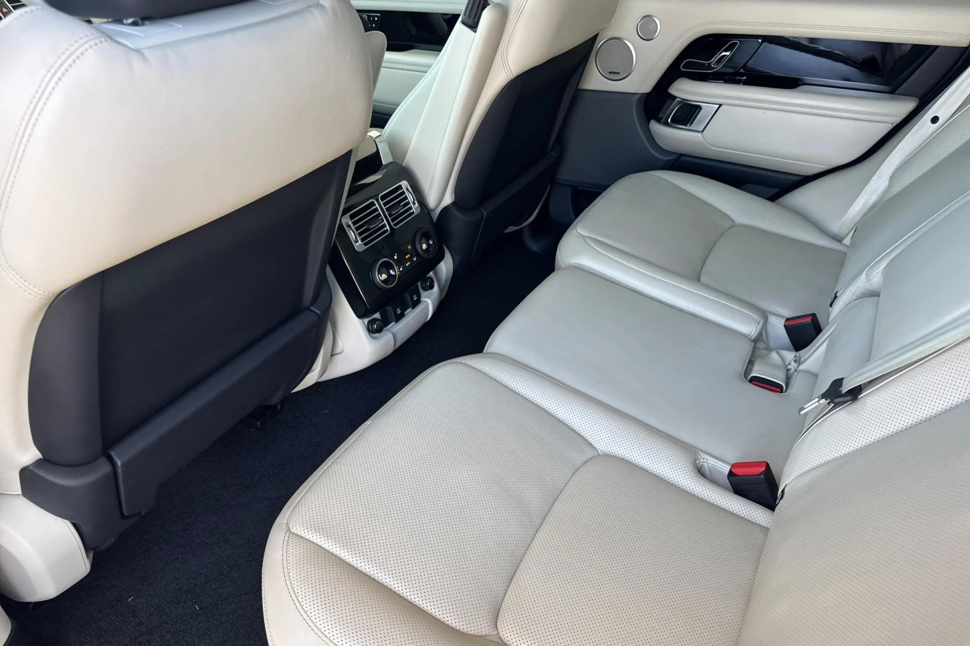 Used 2021 Silicon Silver Premium Metallic Land Rover Westminster image 4
