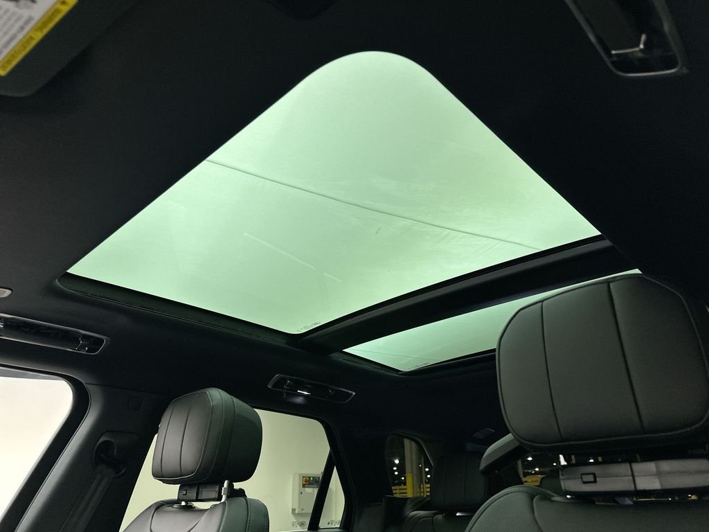 New 2027 Ostuni Pearl Wht Prem Met Land Rover Dynamic SE image 13