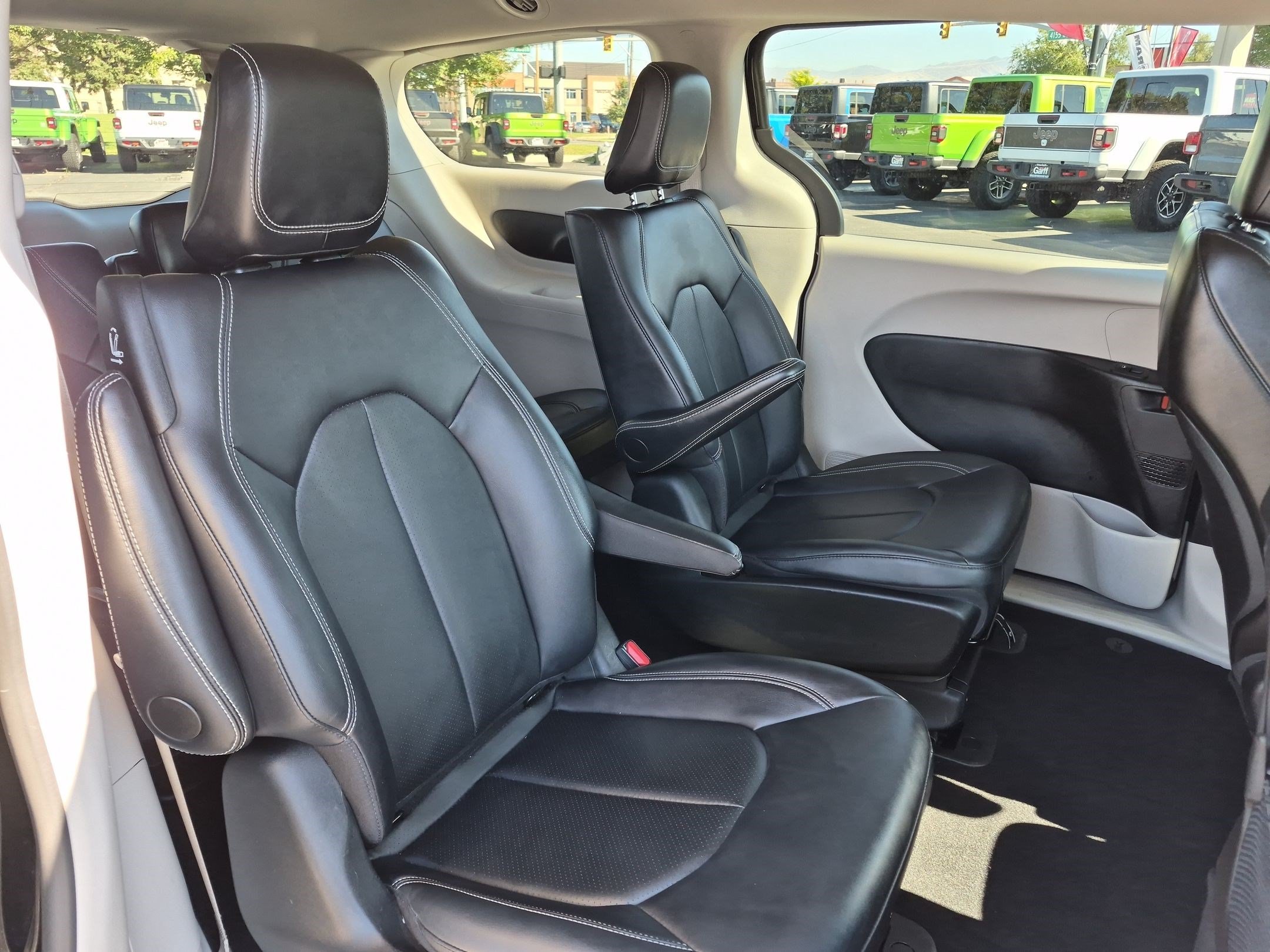 Certified Used 2024 Diamond Black Crystal Pearlcoat Chrysler Hybrid Select image 31