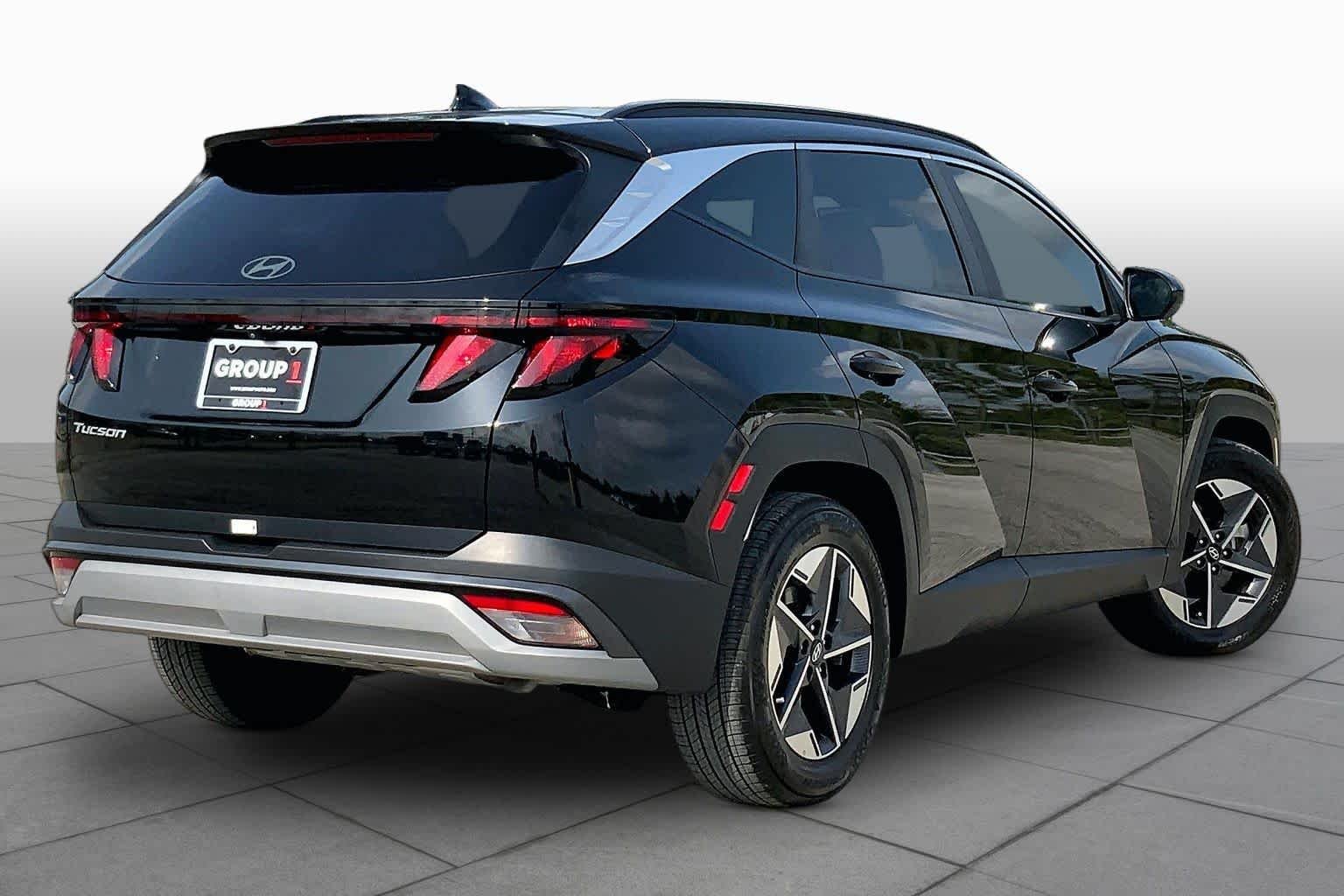 Used 2025 Phantom Black Hyundai SEL image 13