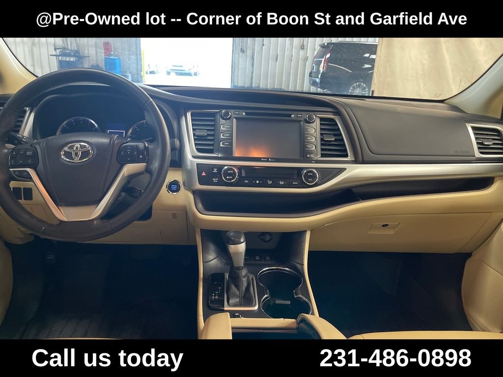 Used 2015  Toyota XLE V6 image 18