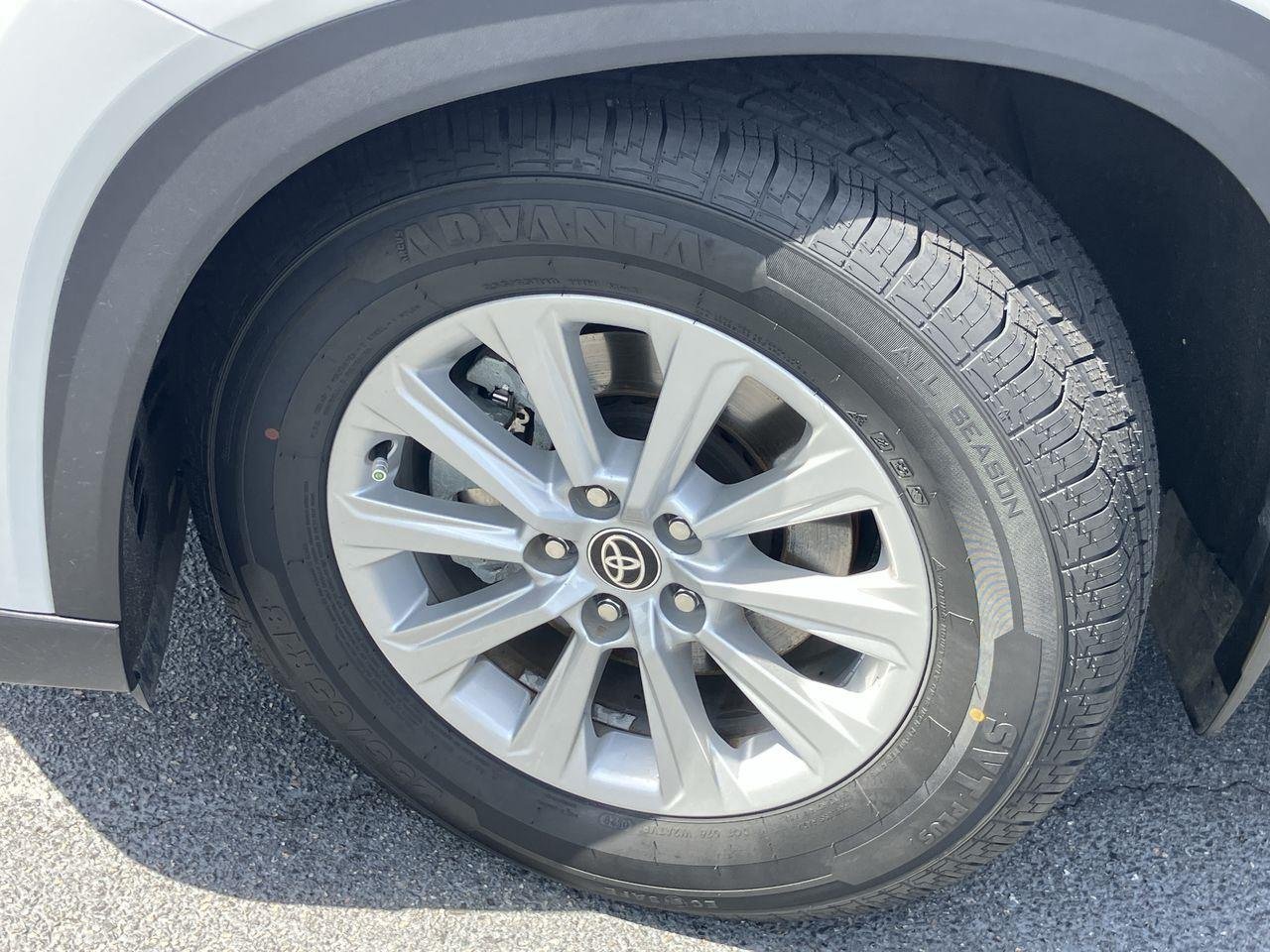 Used 2024 White (Wind Chill Pearl) Toyota XLE AWD image 9