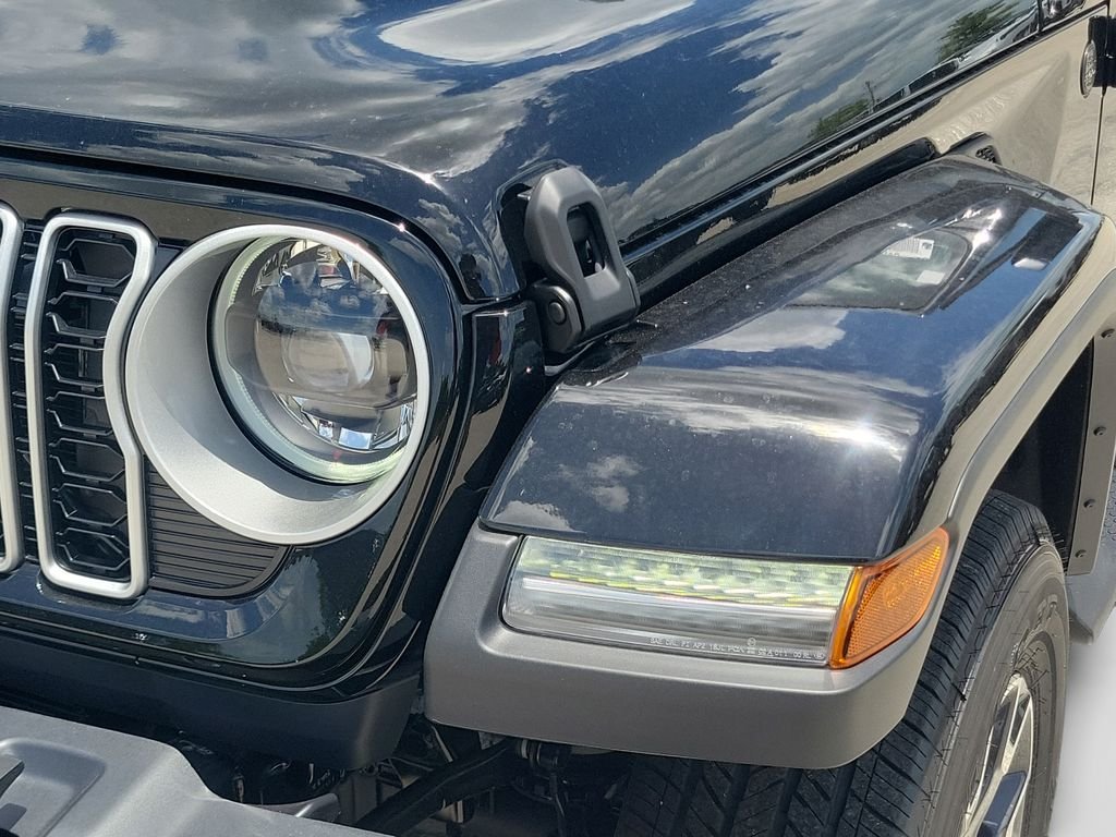New 2026 Black Clear-Coat Exterior Paint Jeep Sahara image 27