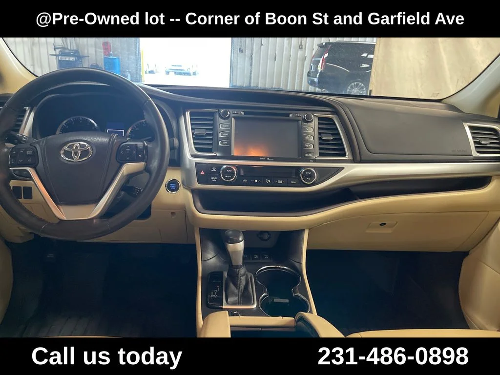 Used 2015  Toyota XLE V6 image 18