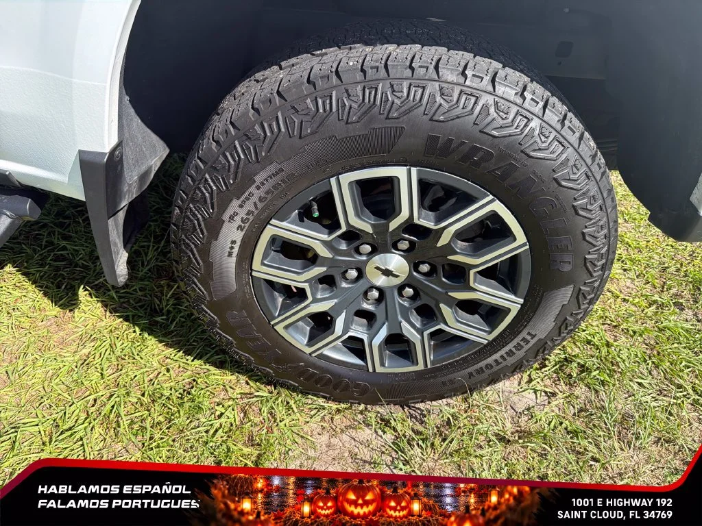 Used 2023 SUMMIT WHITE Chevrolet 4WD Z71 image 11