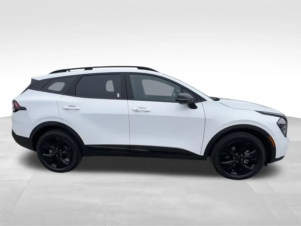 Used 2025 White Kia X-Line image 11