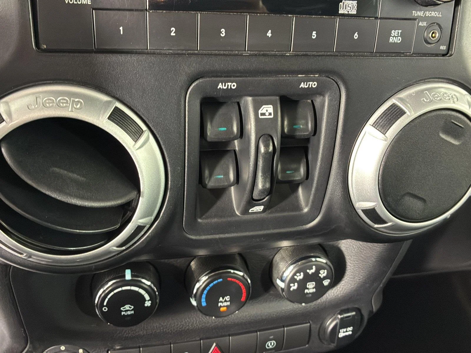 Used 2014 Bright White Clearcoat Jeep Sahara image 28