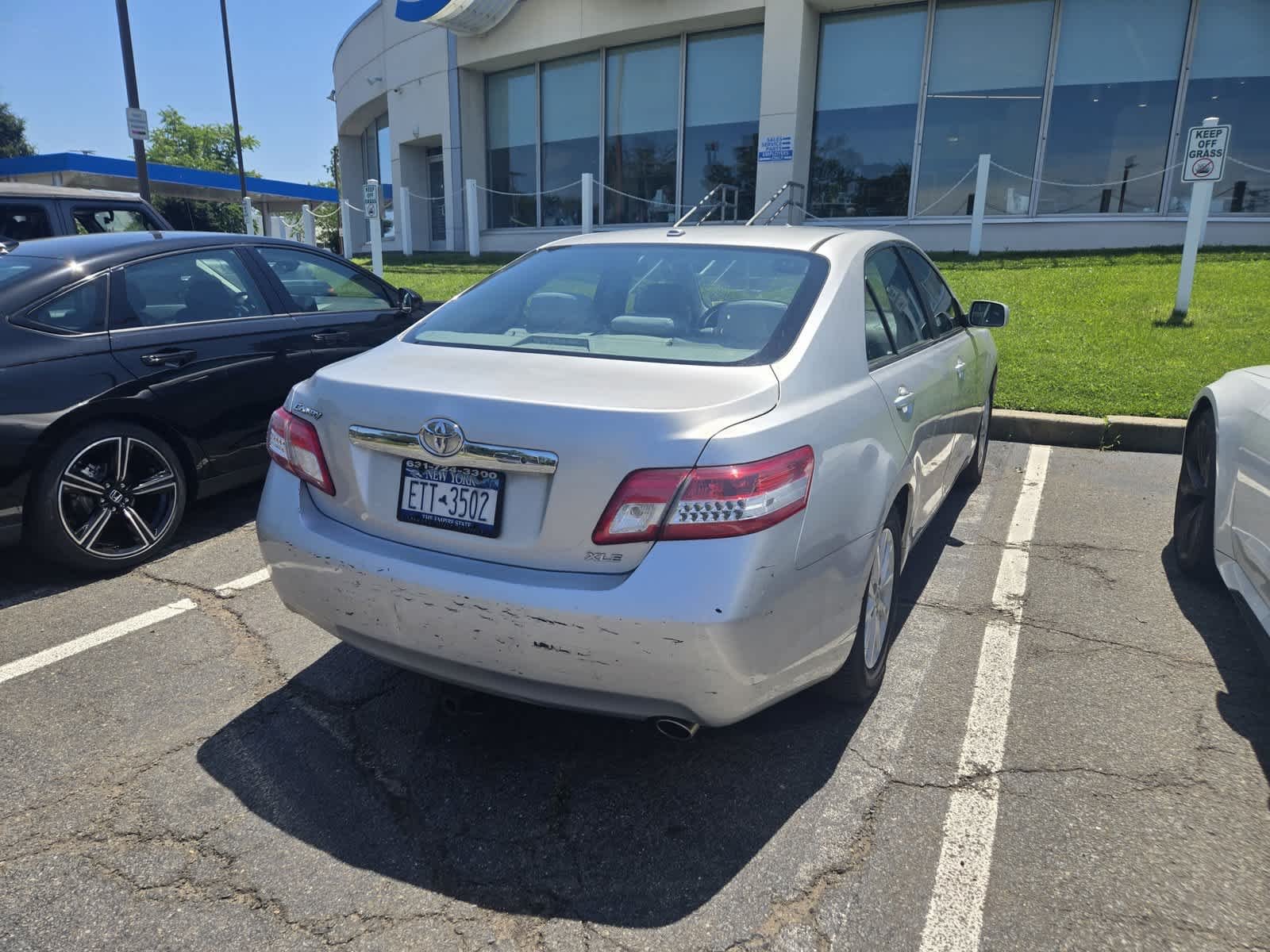 Used 2010 Classic Silver Metallic Toyota XLE image 8