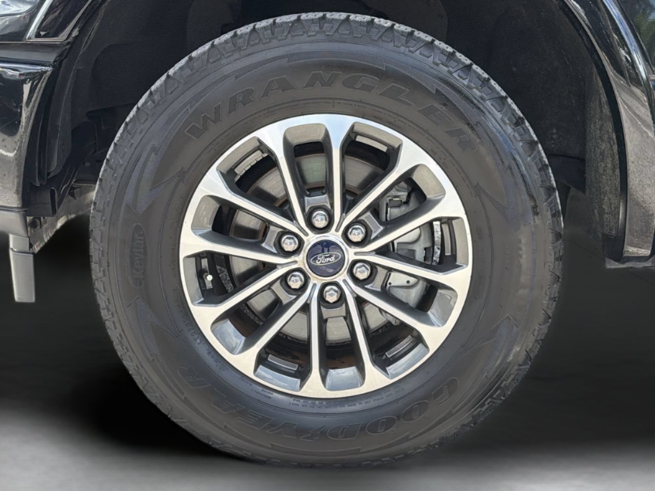 Used 2018 Shadow Black Ford XLT image 33