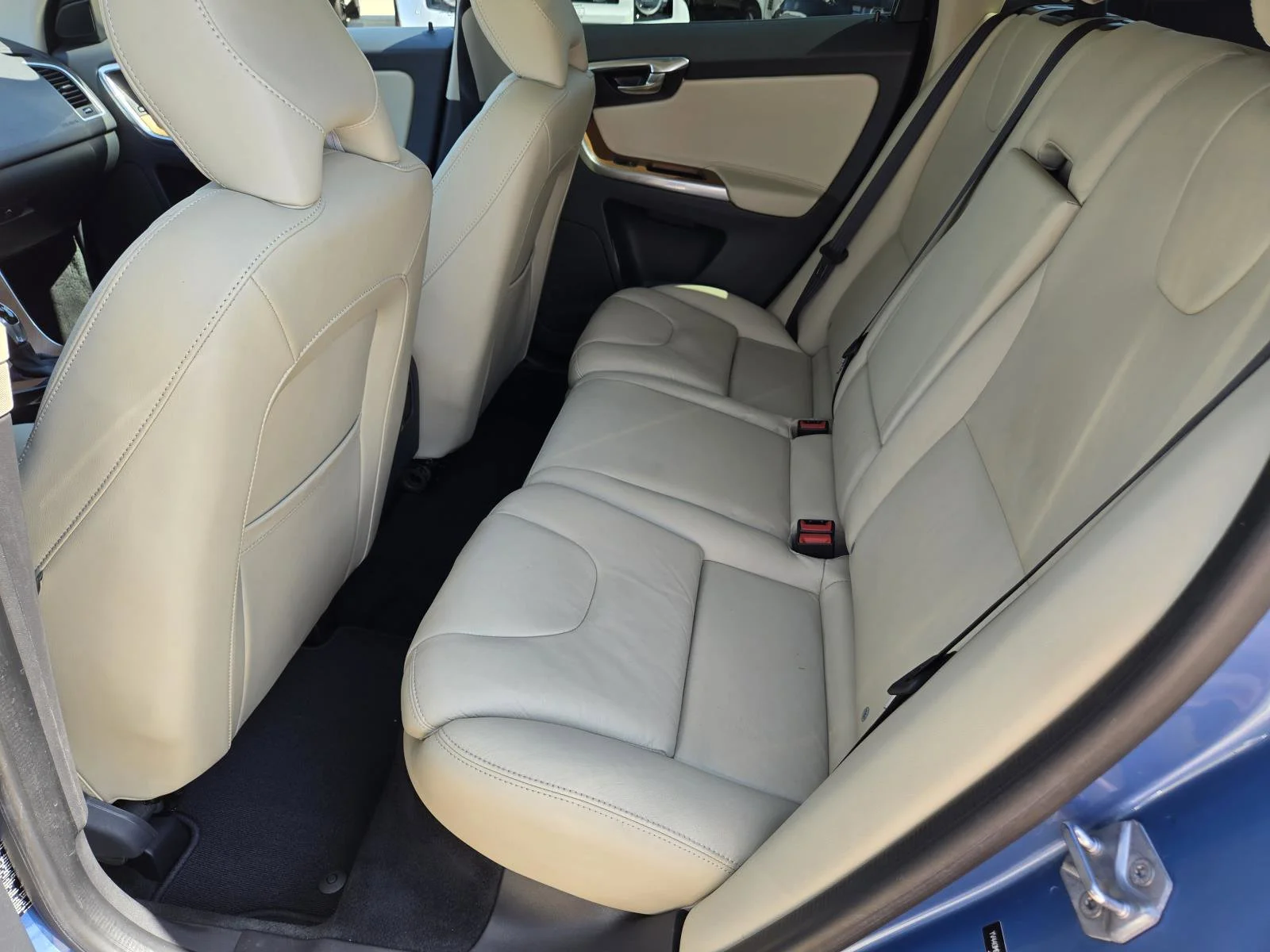 Used 2017 Blue Metallic Volvo Inscription image 32