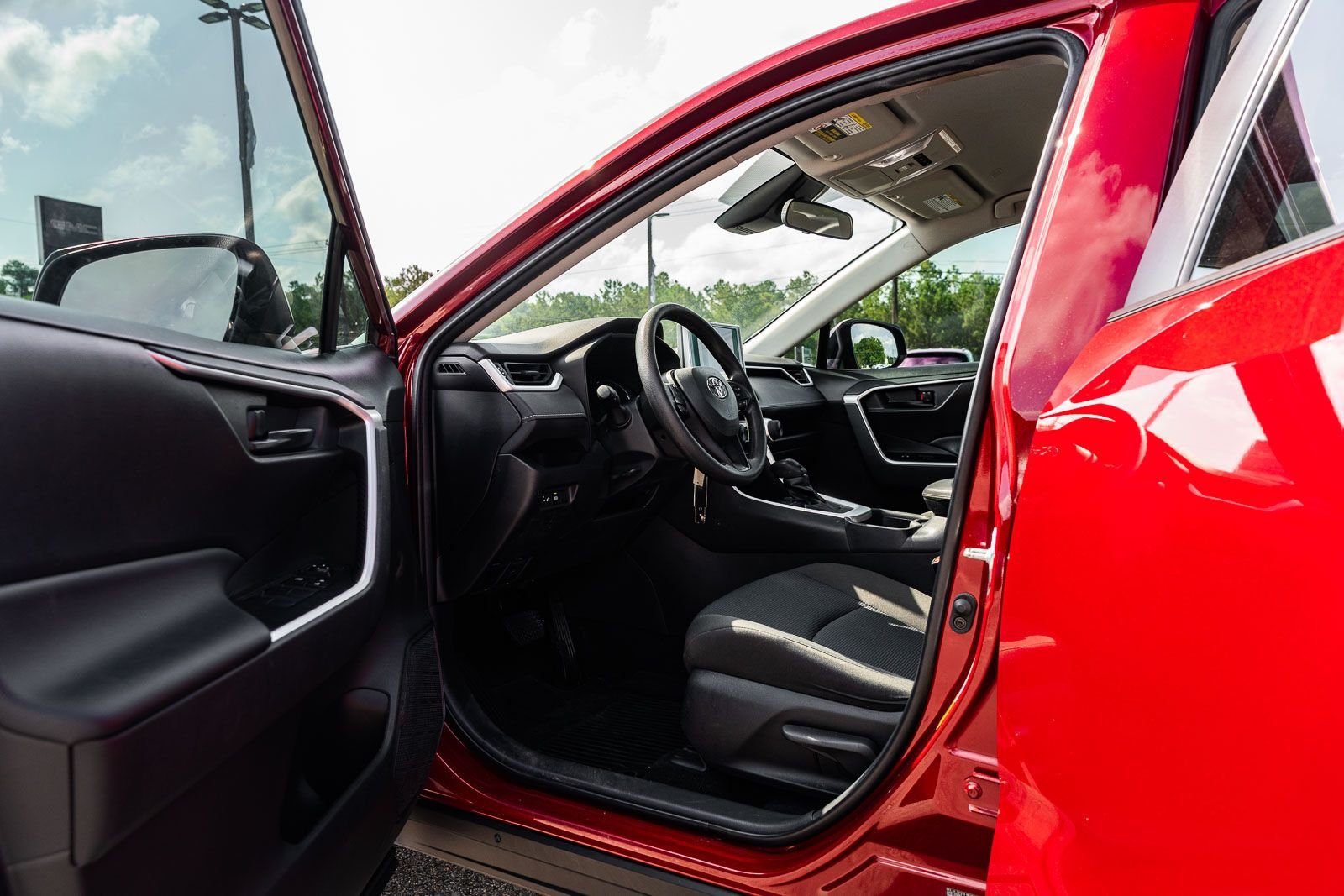 2023 Toyota RAV4 LE - Photo 17