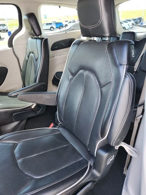 Used 2023 Brilliant Black Crystal Pearlcoat Chrysler Limited image 28