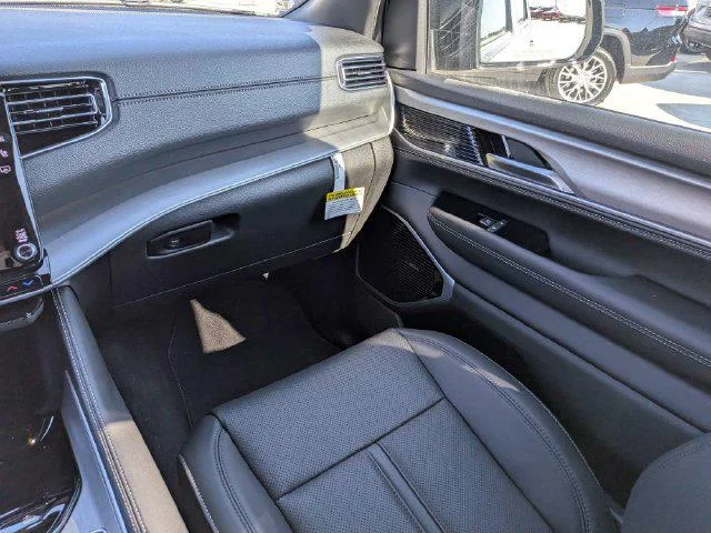 New 2026 Bright White Clear-Coat Exterior Paint Jeep Grand Wagoneer image 15