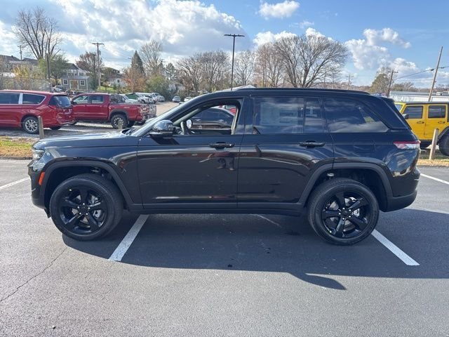 New 2025 Diamond Black Crystal Pearl-Coat Exterior Paint Jeep Altitude X image 4
