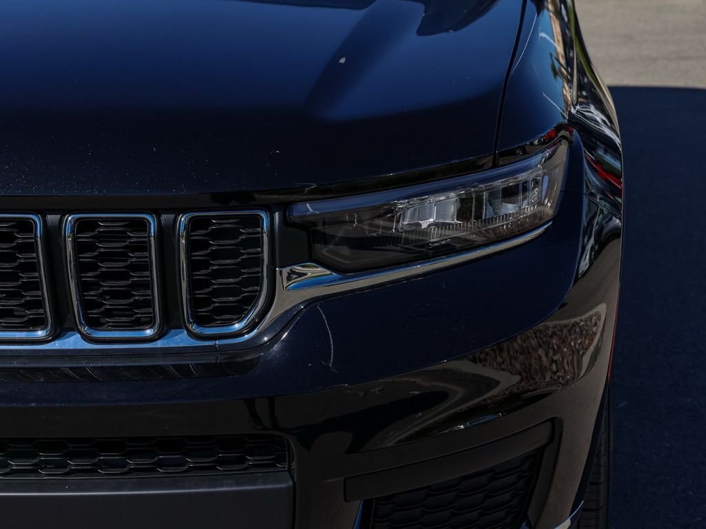 New 2026 Diamond Black Crystal Pearl-Coat Exterior Paint Jeep Laredo image 9