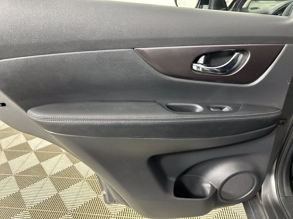 Used 2015 Gray Nissan S image 16