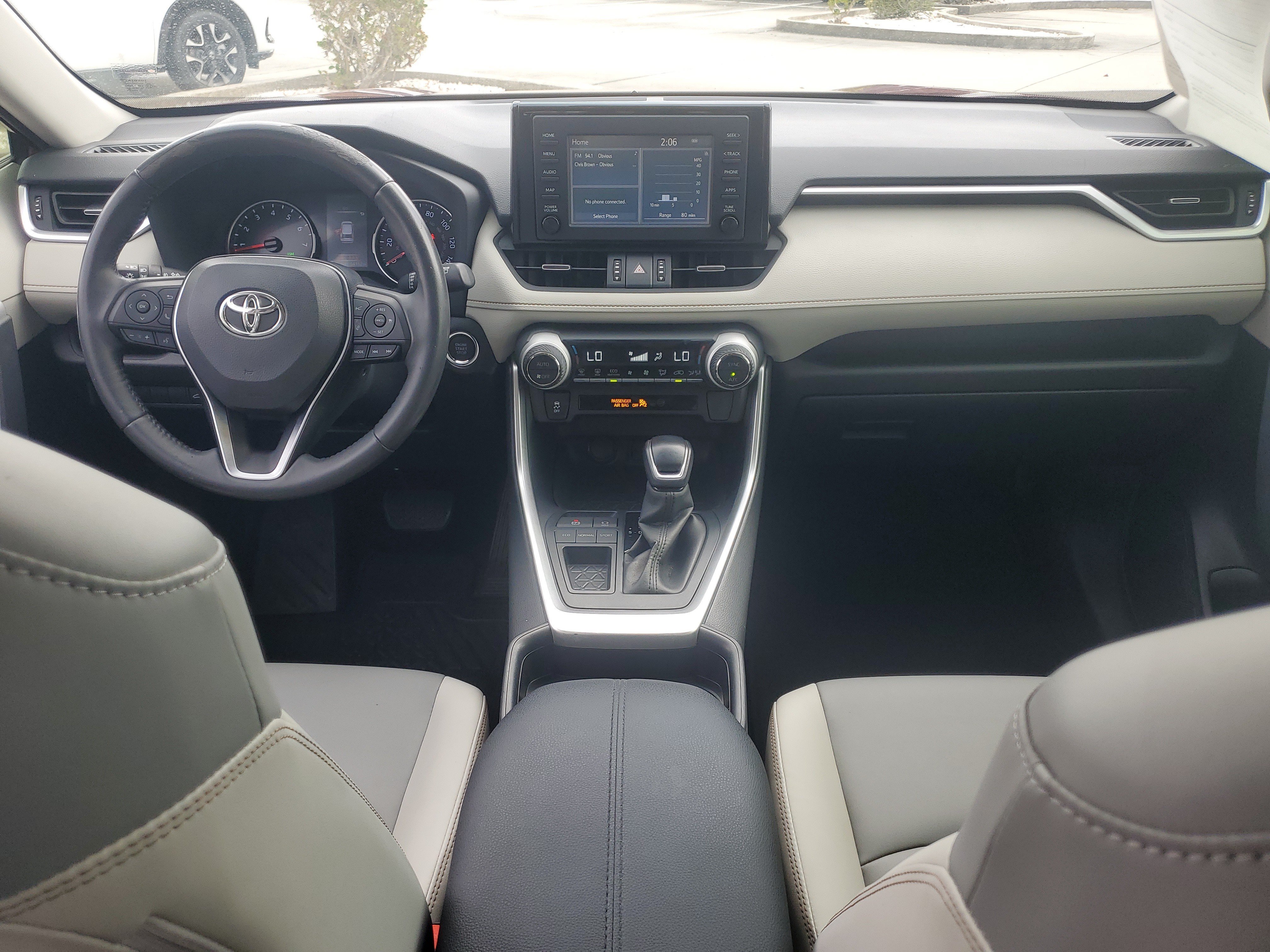 Used 2019 Pearl Toyota XLE Premium image 17