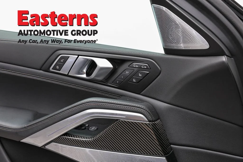 Used 2025 Black BMW M60i image 21