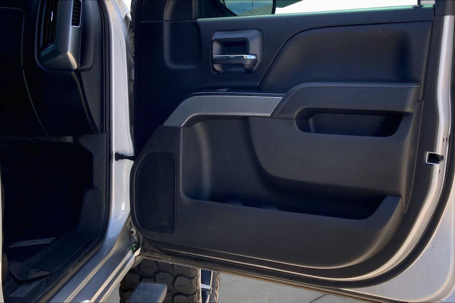 Used 2018 Silver Ice Metallic Chevrolet LT image 23