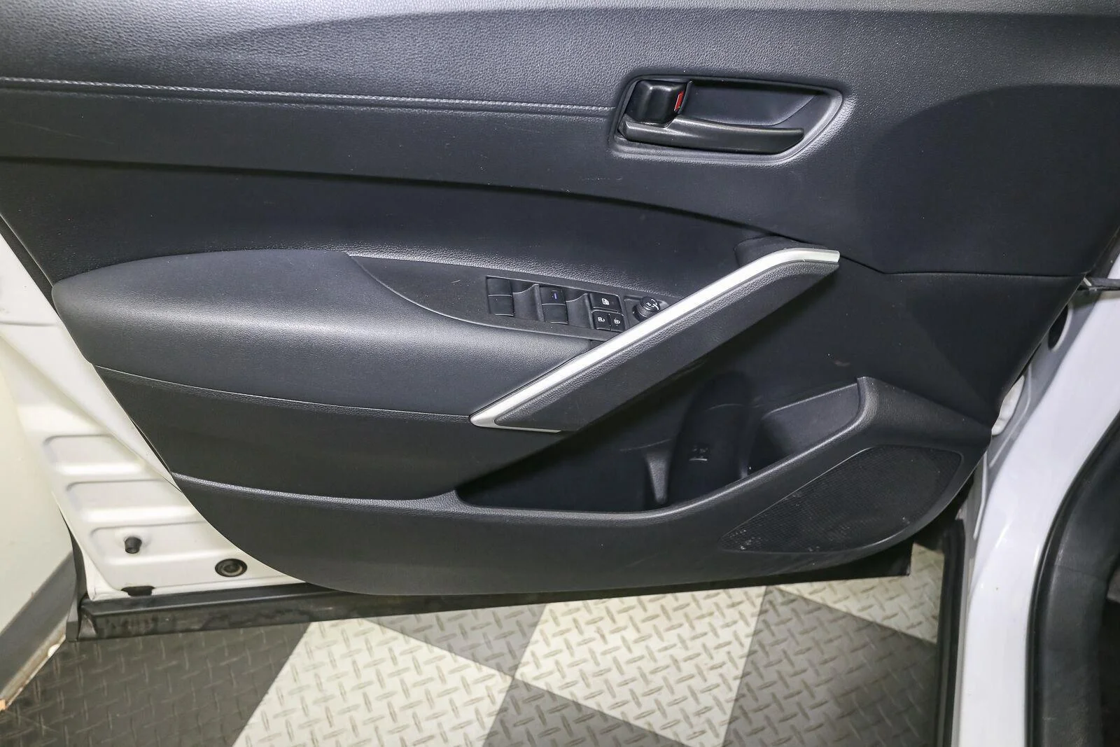 Used 2022 Wind Chill Pearl Toyota LE image 45