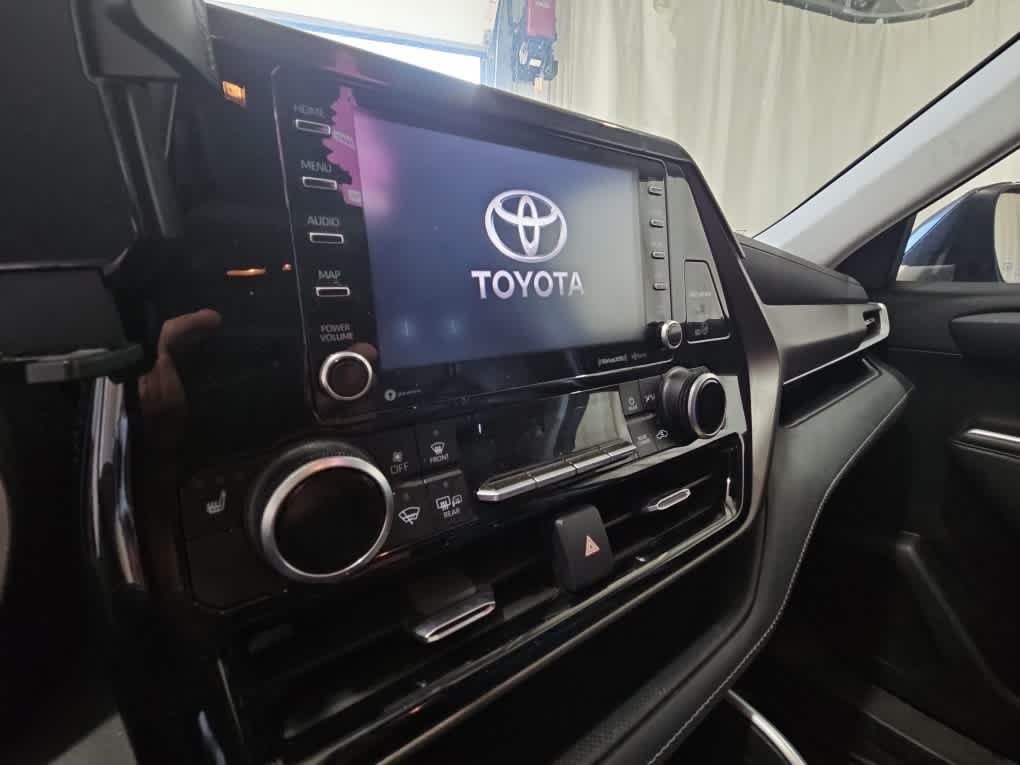 Used 2021 Midnight Black Metallic Toyota Hybrid XLE image 5